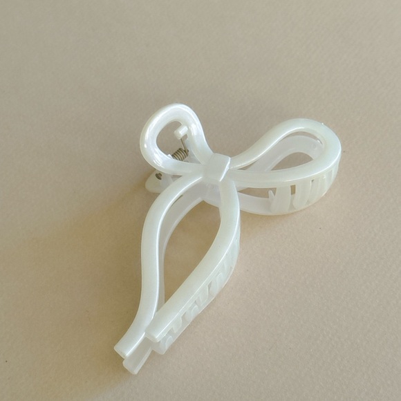 Cream Hair Clip K24 - Picture 4 of 7